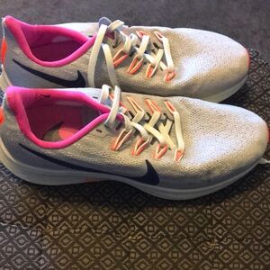 Nike Women's Athletic Shoes in Gray and Pink